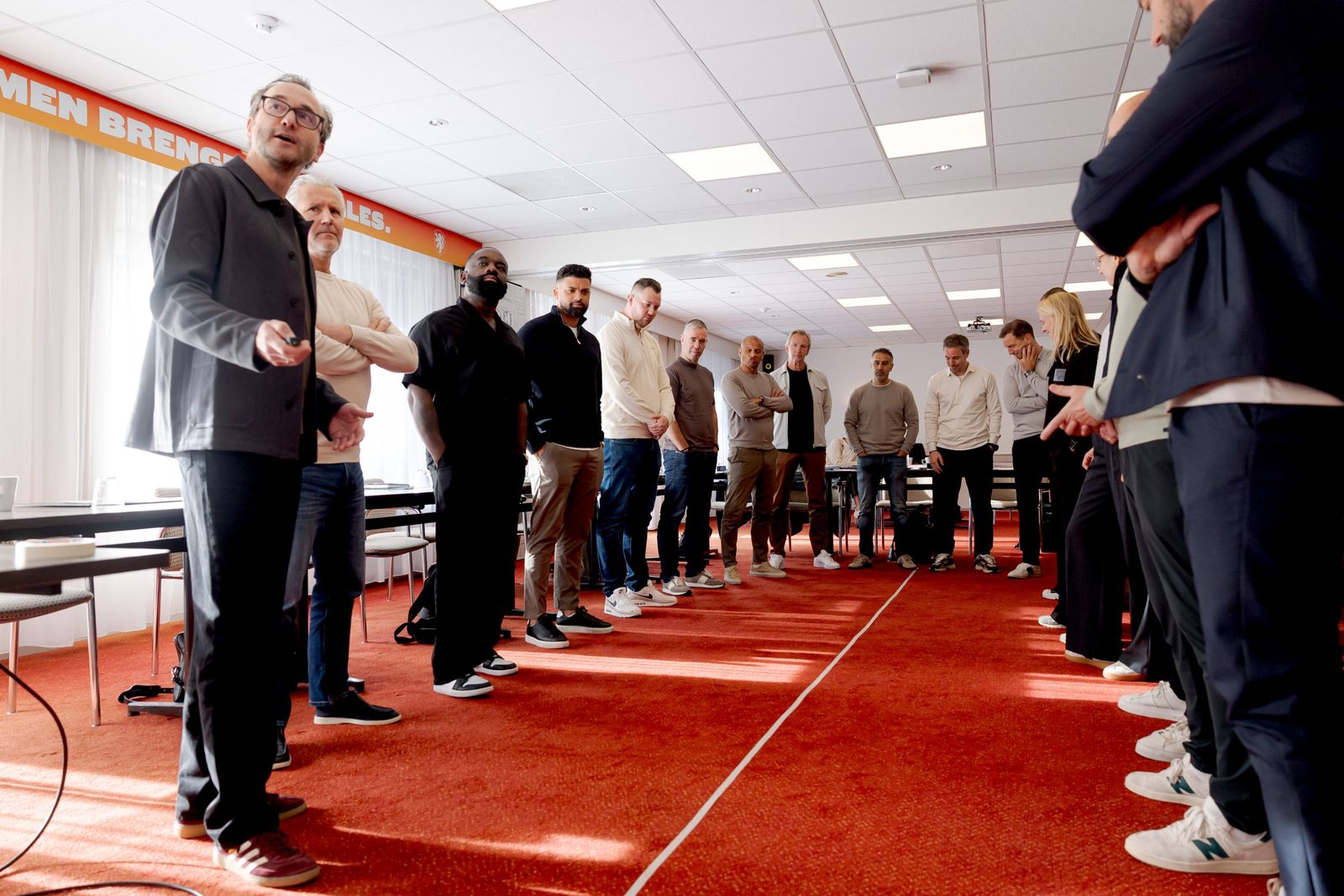 Brian Tevreden tijdens een workshop met voetbalbestuurders